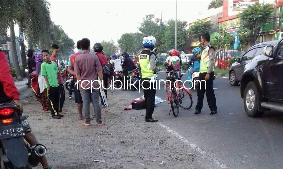TEWAS - Pengayuh Sepeda onthel, Bambang Ismono (46) yang tewas di Jalan Raya Sidoarjo - Surabaya, Desa/Kecamatan Buduran, Sidoarjo karena diseruduk mobil Mercedes Benz di depan PT Kuda Laut, Kamis (05/04/2018).