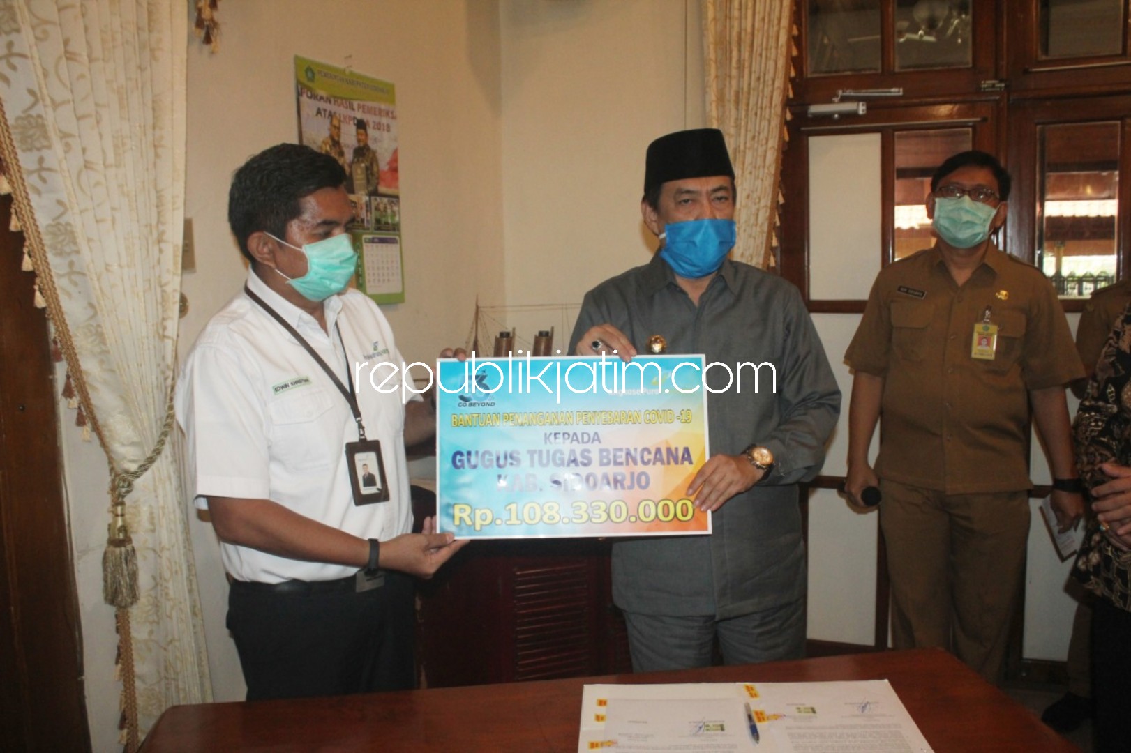 SERAHKAN - Wabup Sidoarjo, Nur Ahmad Syaifuddin menerima bantuan 3 perusahaan untuk penanganan wabah virus Corona (Covid-19) di Pendopo Delta Wibawa, Senin (06/04/2020).
