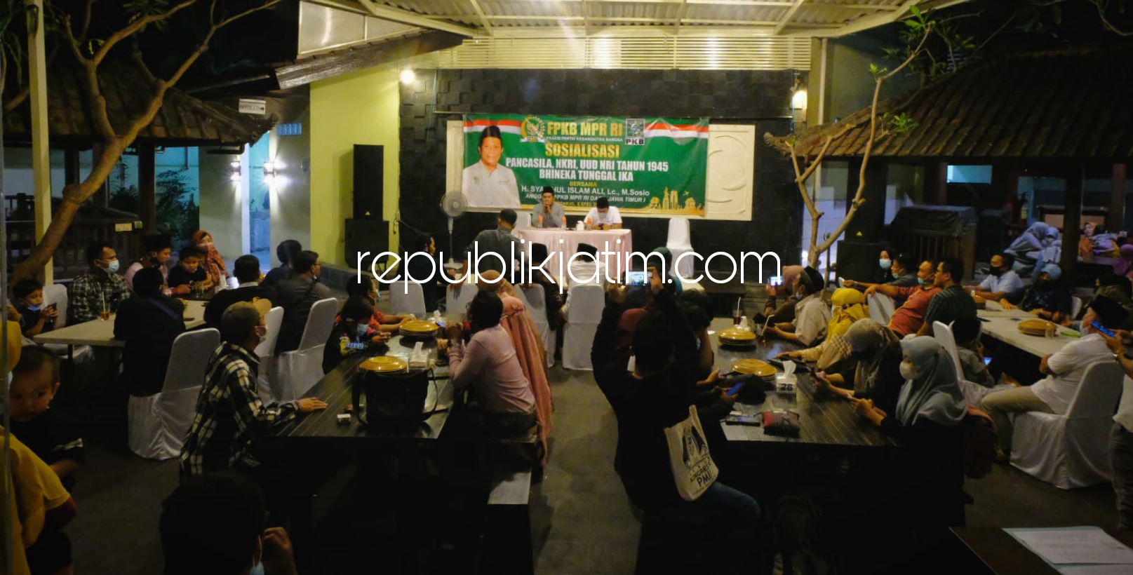 SOSIALISASI - Anggota MPR RI, Syaikhul Islam Ali (Gus Syaikhul) menyampaikan sosialisasi 4 pilar kebangsaan soal Pancasila, NKRI, UUD Tahun 1945 dan Bhinneka Tunggal Ika di salah satu Rumah Makan di Taman Pinang Indah (TPI) Sidoarjo, Selasa (06/04/2021).