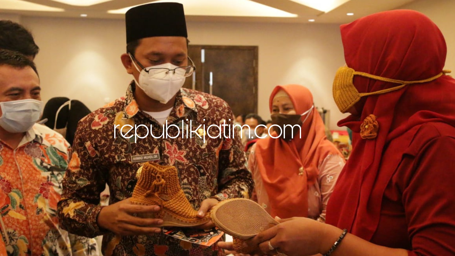 IZIN - Program UKM naik kelas Bupati Sidoarjo, Ahmad Muhdlor Ali (Gus Muhdlor) bakal terealisasi dengan puluhan UKM diberi pelatihan mengekspor produk mereka untuk bisa dipasarkan ke luar negeri di Hotel Luminor Sidoarjo, Selasa (06/04/2021).