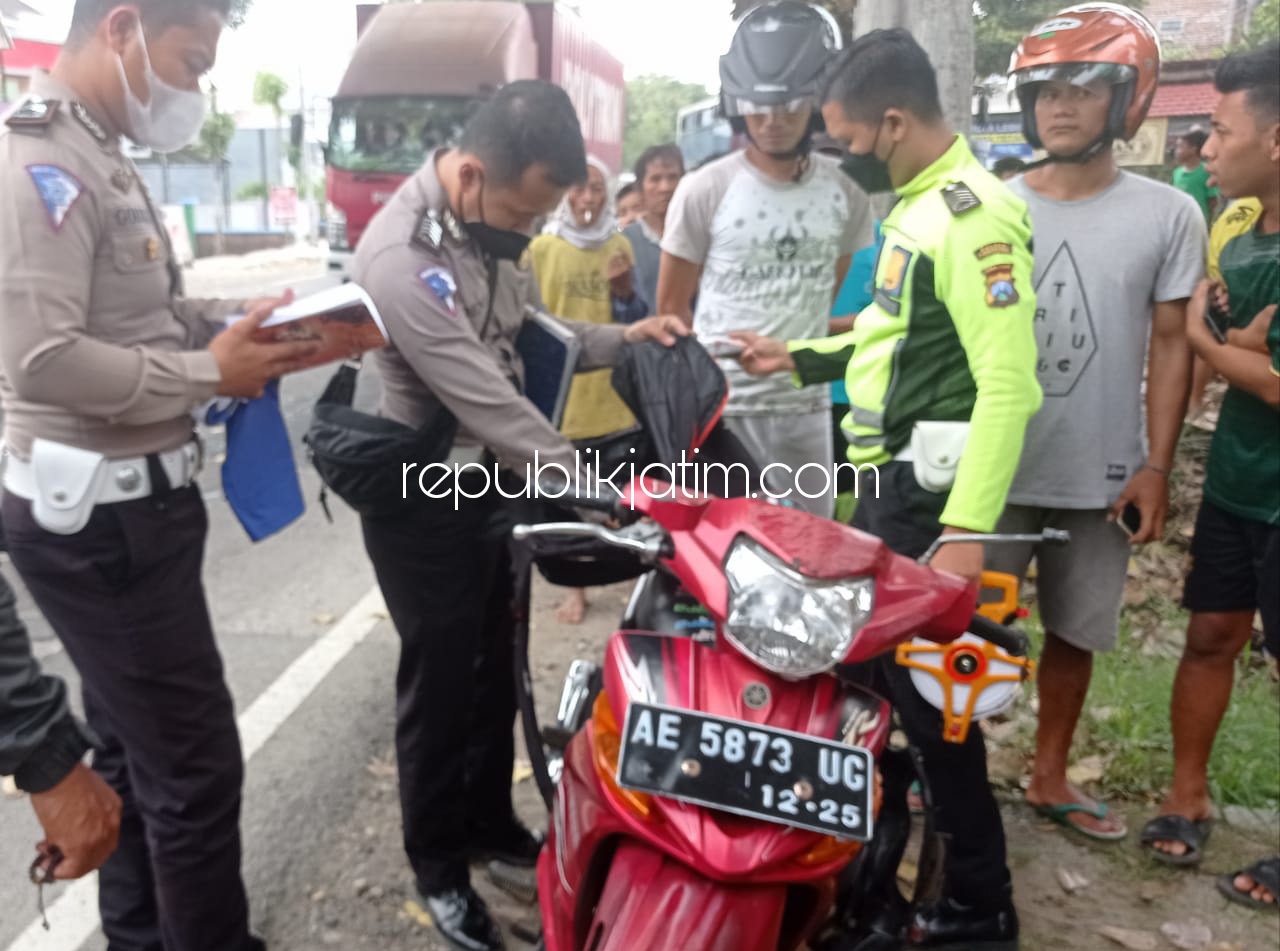 OLAH TKP - Sejumlah anggota Unit Laka, Satuan Lantas Polres Ponorogo melakukan olah TKP kecelakaan bus tabrak motor di jalur tengkorak Ponorogo - Pacitan, Desa Madusari Kecamatan Siman, Ponorogo, Selasa (06/04/2021).
