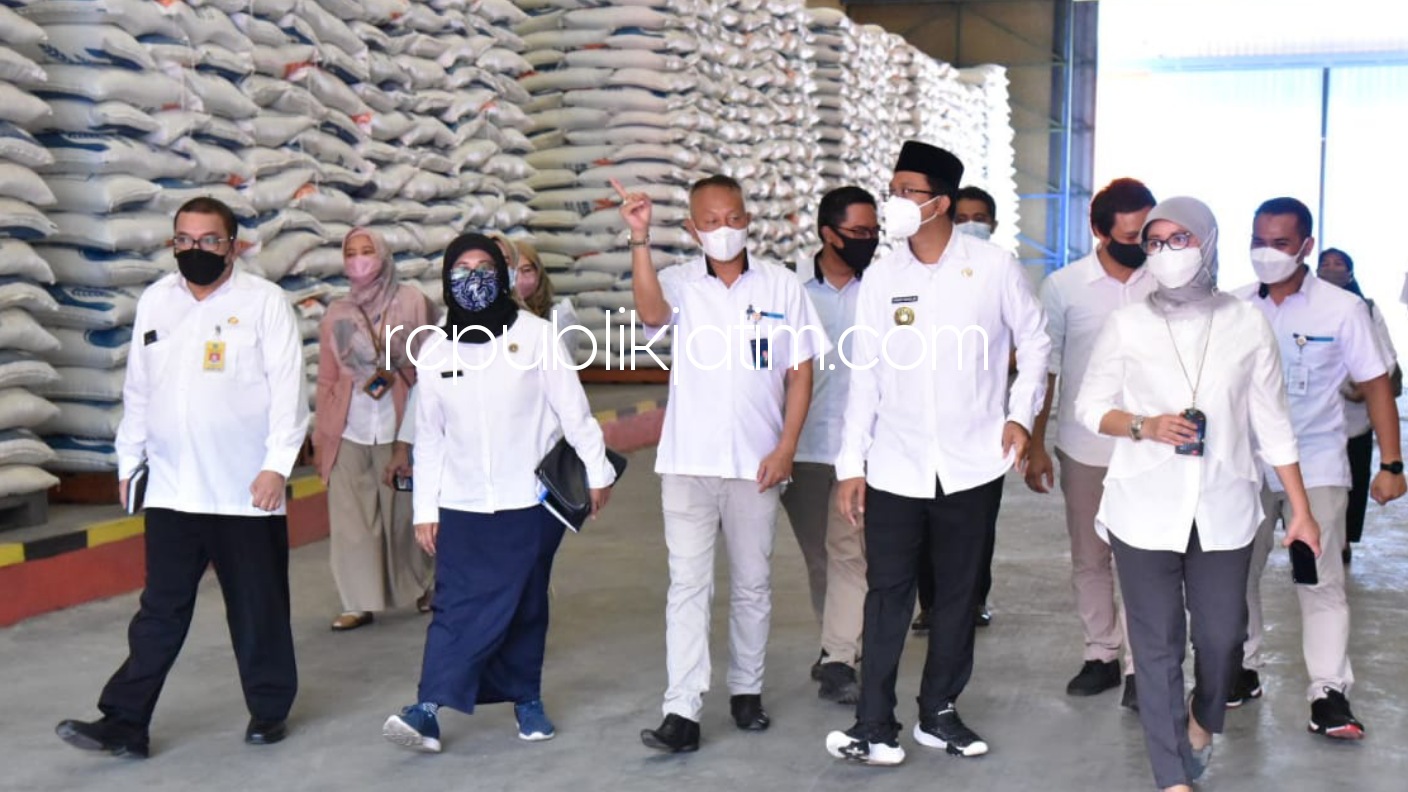STOK BERAS - Bupati Sidoarjo, Ahmad Muhdlor Ali (Gus Muhdlor) mengunjungi Gudang Bulog dan Direktur Bisnis Perum Bulog Pusat Febby Novita dan jajaran OPD memastikan stok beras di Gudang Perum Bulog Sub Divre Wilayah I Buduran, Sidoarjo, Rabu (07/04/2021).