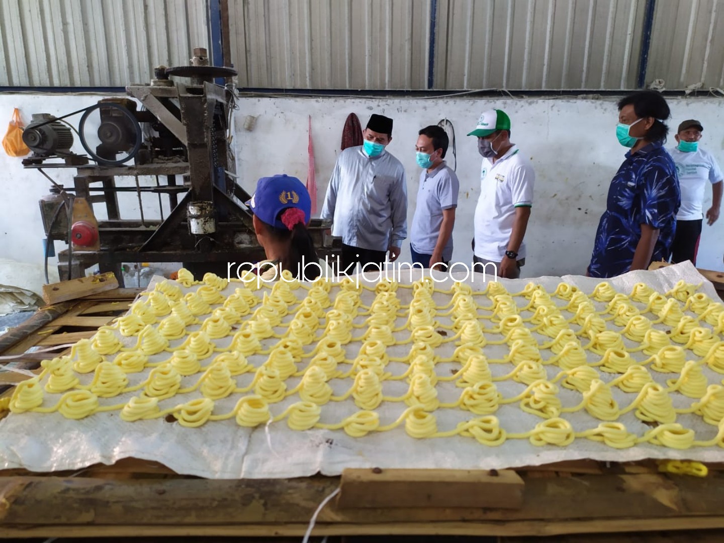 ASPIRASI - Bacabup Sidoarjo, Bambang Haryo Soekartono (BHS) menampung aspirasi para pengusaha krupuk di Desa Kandangan, Kecamatan Krembung, Sidoarjo soal fluktuasi harga bahan baku tepung yang kerap melambung tinggi, Selasa (07/04/2020).