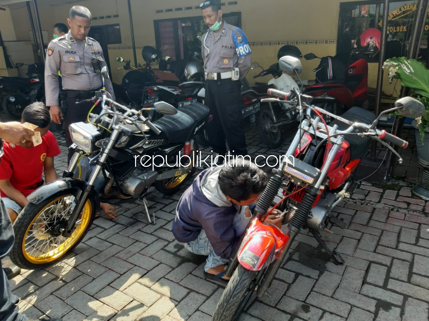 AMANKAN - Petugas Polsek Jabon mengamankan motor protolan untuk diminta dipasang kembali sesuai standar asli motor, Selasa (07/04/2020).