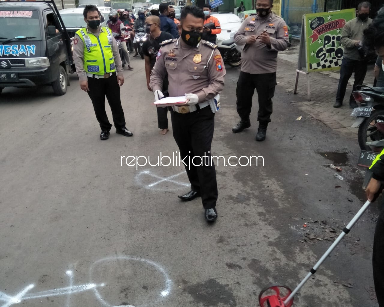 OLAH TKP - Sejumlah petugas Unit Laka, Satuan Lantas, Polresta Sidoarjo menggelar olah TKP kecelakaan truk tangki menabrak pejalan kaki di jembatan perbatasan Candi - Tanggulangin, Sidoarjo, Rabu (07/04/2021) sore.