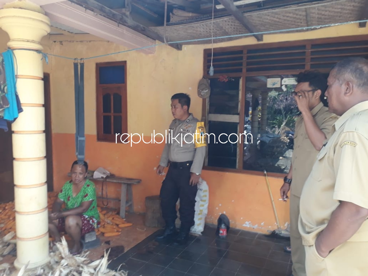 KORBAN GENDAM - Petugas Polsek Sambit saat olah TKP di rumah korban gendam di Dusun Puthukrejo, Desa Wilangan, Kecamatan Sambit, Ponorogo, Selasa (07/04/2020).