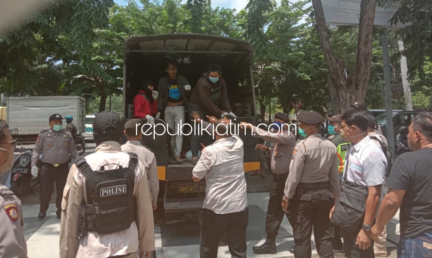 DIANGKUT - Sejumlah aktivis yang tergabung dalam Solidaritas Mahasiswa Sidoarjo (Somasi) diangkut dan diamankan ke Polresta Sidoarjo saat hendak memulai aksinya di depan gedung DPRD Sidoarjo, Rabu (08/04/2020).