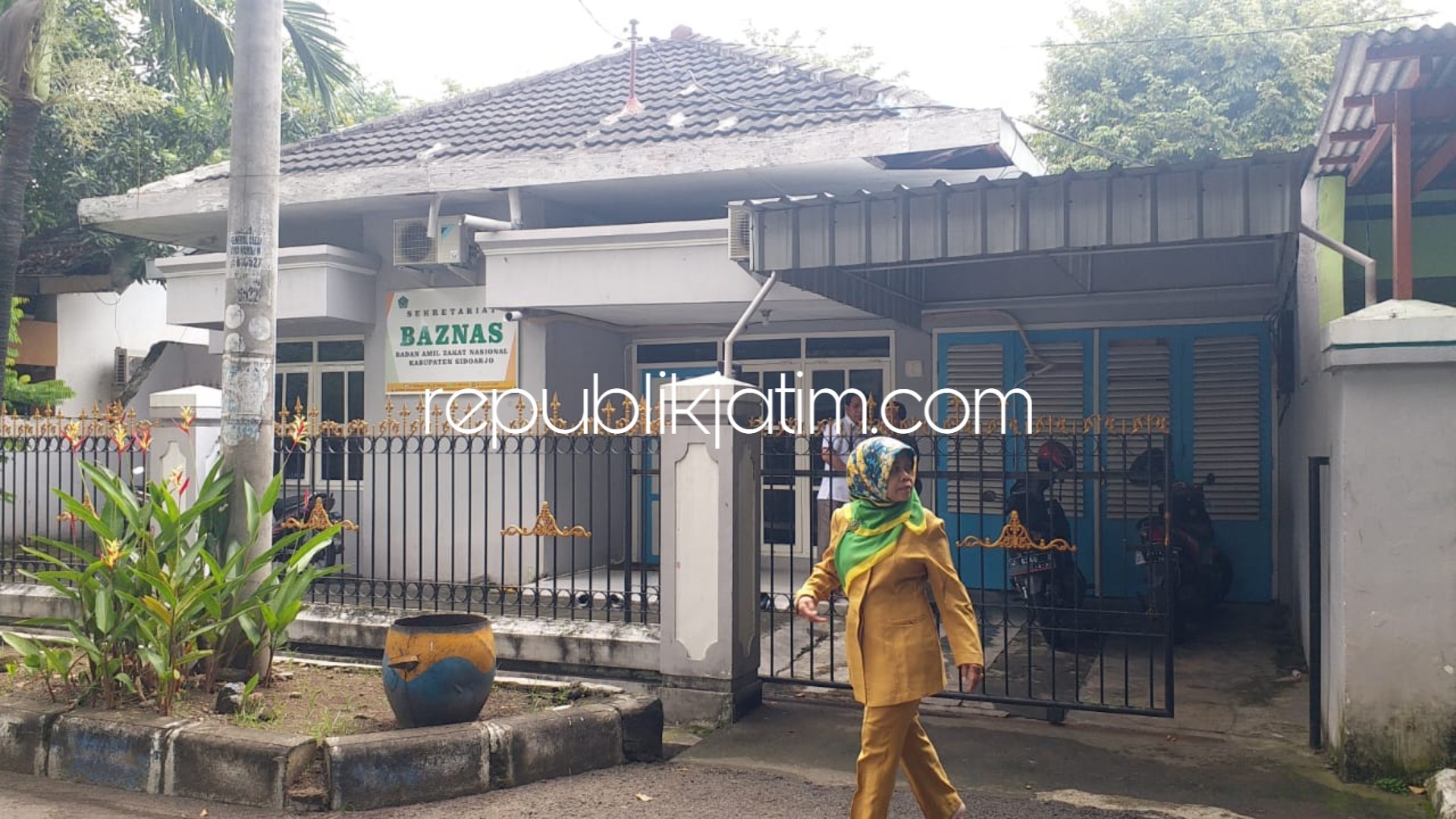 PERAMPOKAN - Bendahara Baznas Sidoarjo, Arsiyah menjadi korban perampokan di depan kantornya dan uang tunai Rp 10 juta digondol sekawanan perampok menggunakan pedang, Senin (08/04/2019).
