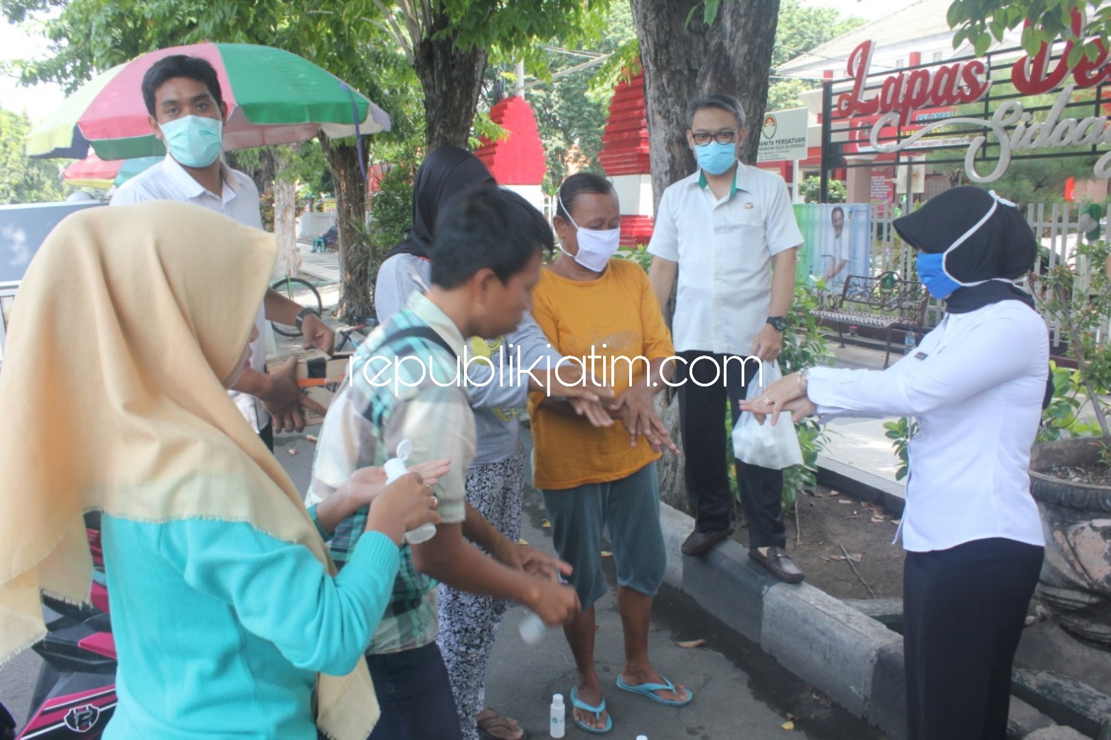 BAGIKAN - Forum Komunikasi CSR Sidoarjo bersama Gugus Tugas Penanganan Covid 19 Sidoarjo membagi-bagikan hand sanitizer kepada warga di sekitar Alun-Alun Sidoarjo, Rabu (08/04/2020).