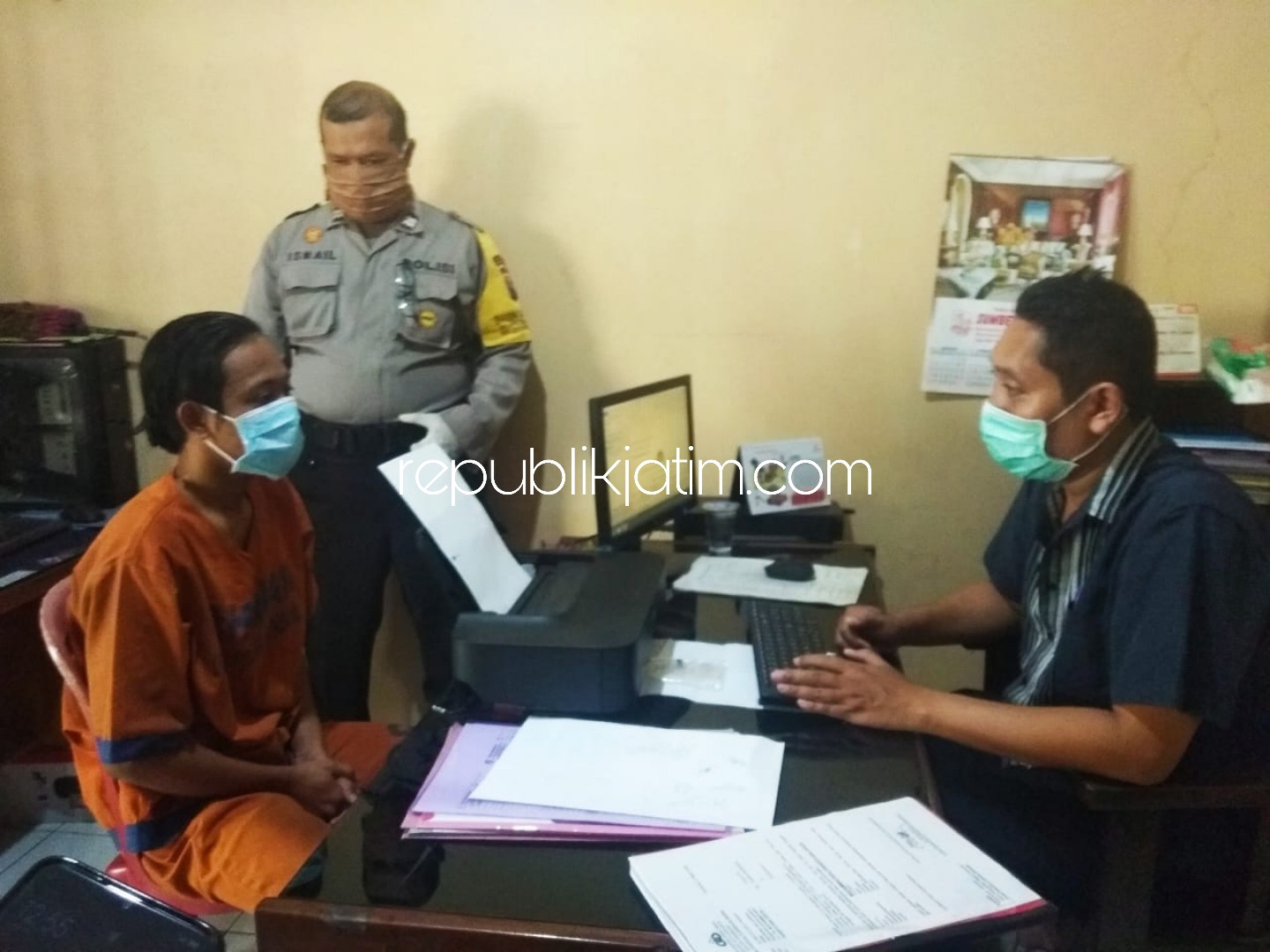 PERIKSA - Petugas Unit Reskrim, Polsek Krembung memeriksa tersangka pencurian Andiko Fernando Javer alias Nando dan M Rafli Pangestu di Polsek Krembung, Rabu (08/04/2020).