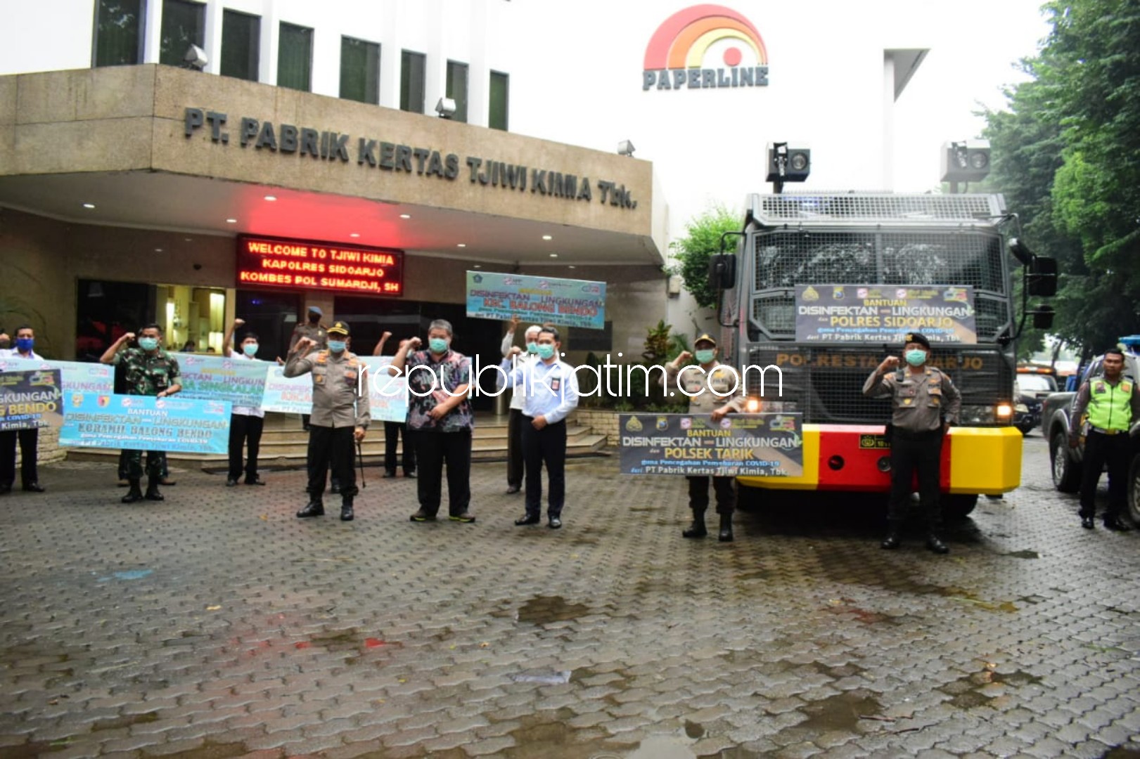 BANTUAN - Kapolresta Sidoarjo, Kombes Pol Sumardji dan dua perwakilan kecamatan menerima bantuan disinfektan dari Tjiwi Kimia, Rabu (08/04/2020).