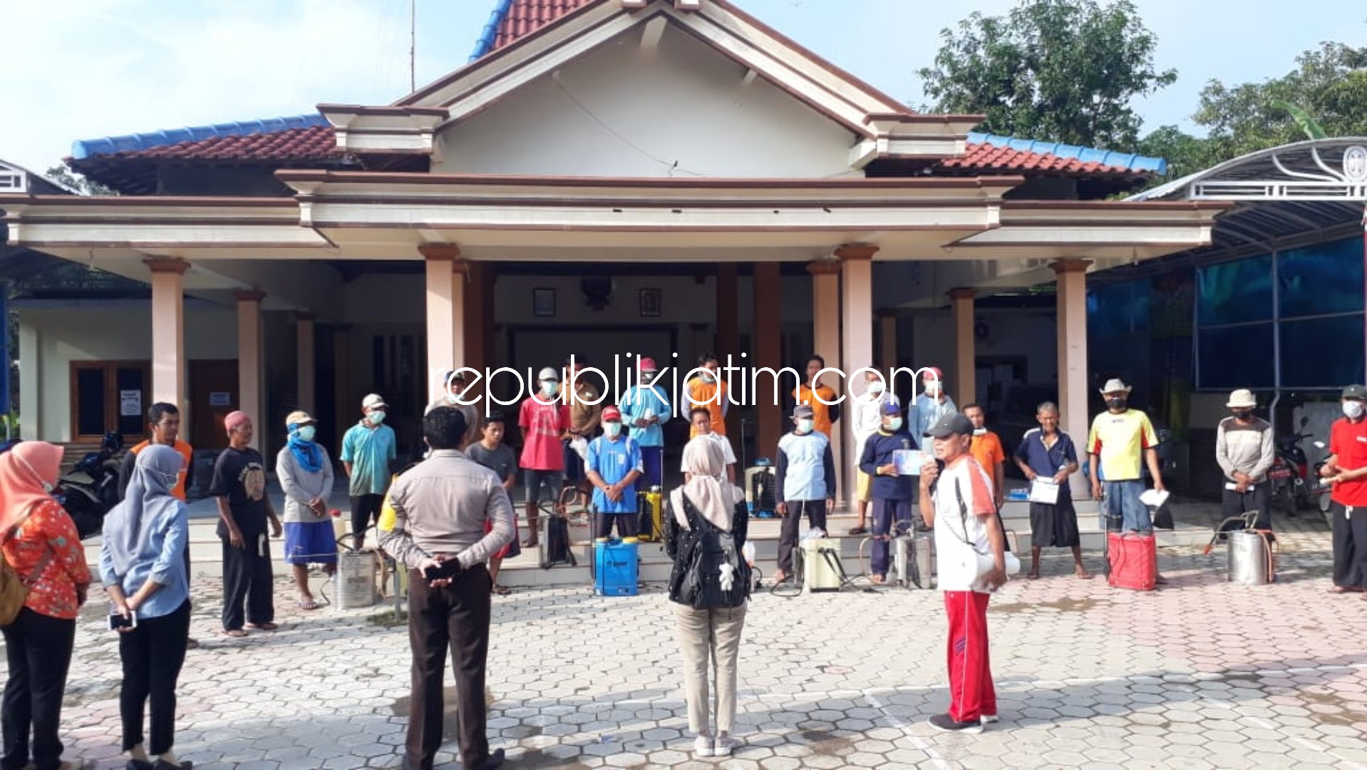 PENGHARGAAN - Ini salah satu kegiatan anggota Polsek Sambit, Brigadir Pandito Aji Dewandaru mengajak warga desa melaksanakan penyemprotan massal hingga menerima penghargaan dari Kapolres AKBP Arief Fitrianto, Rabu (08/04/2020).