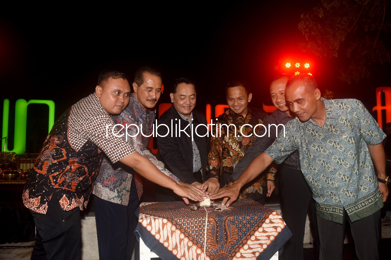 LAUNCHING - Pjs Walikota Kediri, Jumadi beserta Forkopimda, Camat dan Organisasi Perangkat Daerah (OPD) Pemkot Kediri melaunching Taman Brantas, Sabtu (07/04/2018) malam.