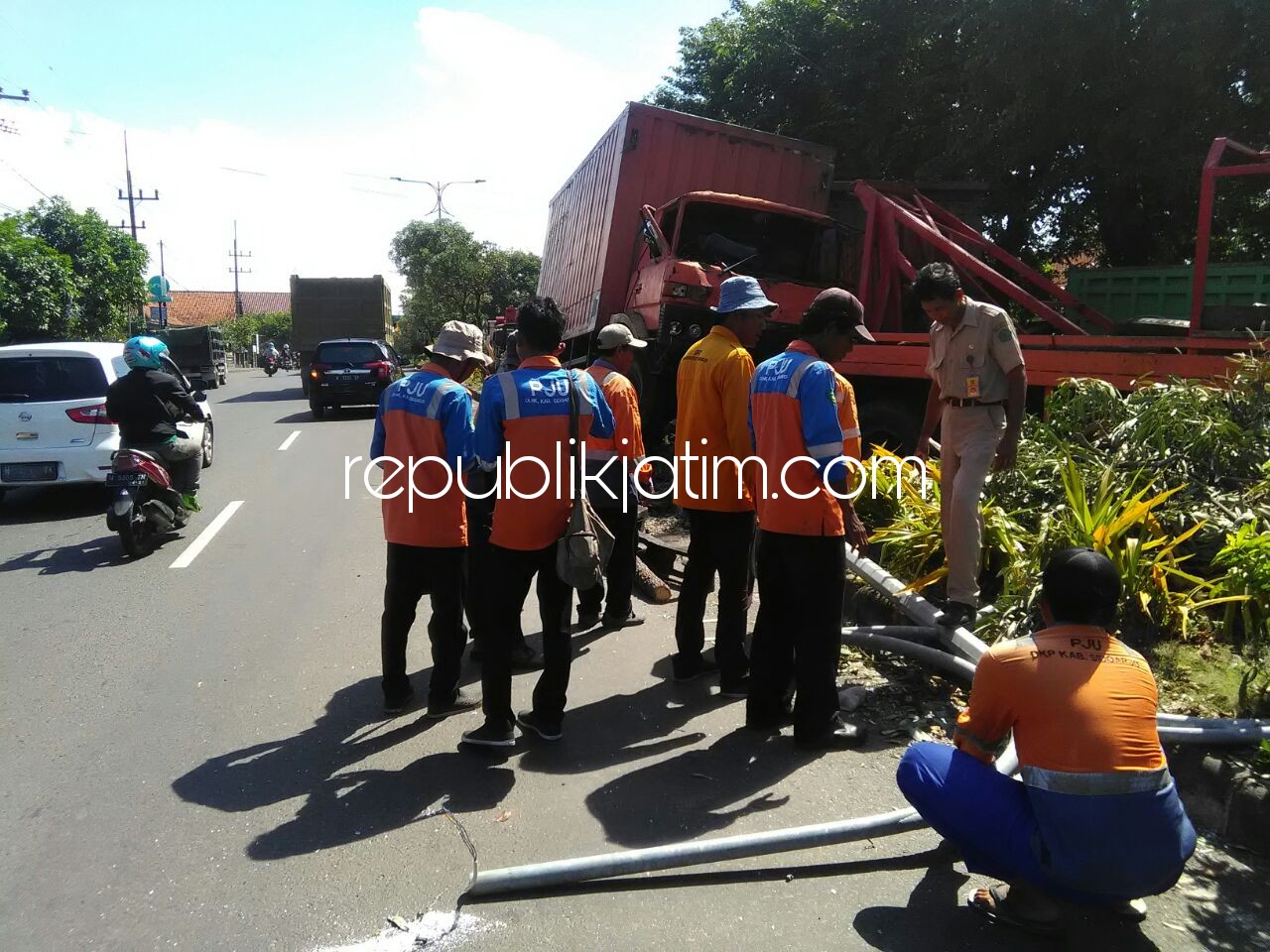 JUMPING - Truk ekspedisi bernopol L 8966 LR jumping ke tengah pembatas jalan dan merobohkan PJU di Tanggulangin, Kabupaten Sidoarjo, Senin (09/04/2018).