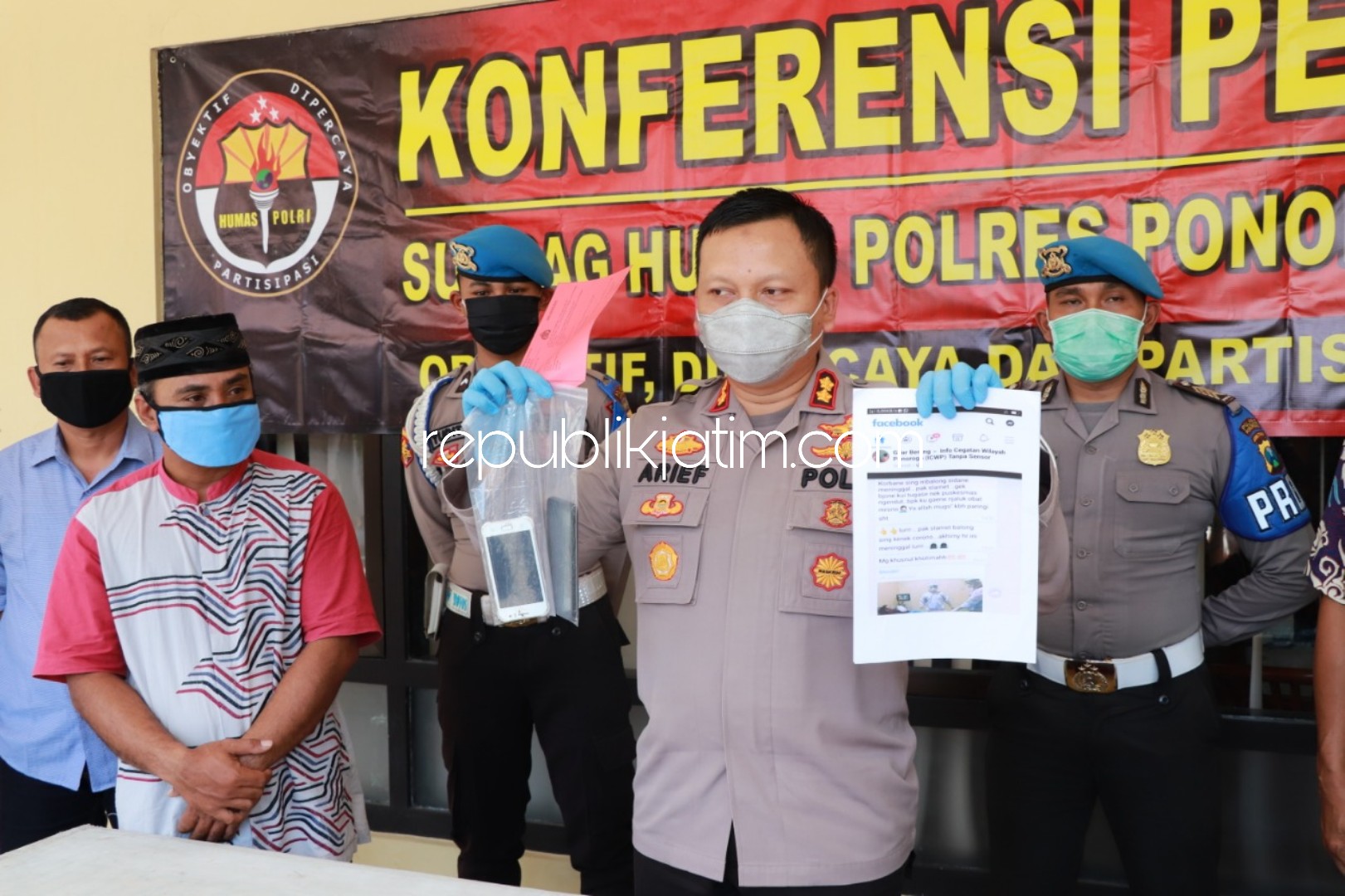 PENYEBAR HOAX - Kapolres Ponorogo, AKBP Arief Fitrianto saat merillis kasus memposting berita bohong soal pasien virus Corona meninggal bersama barang buktinya, Kamis (09/04/2020).