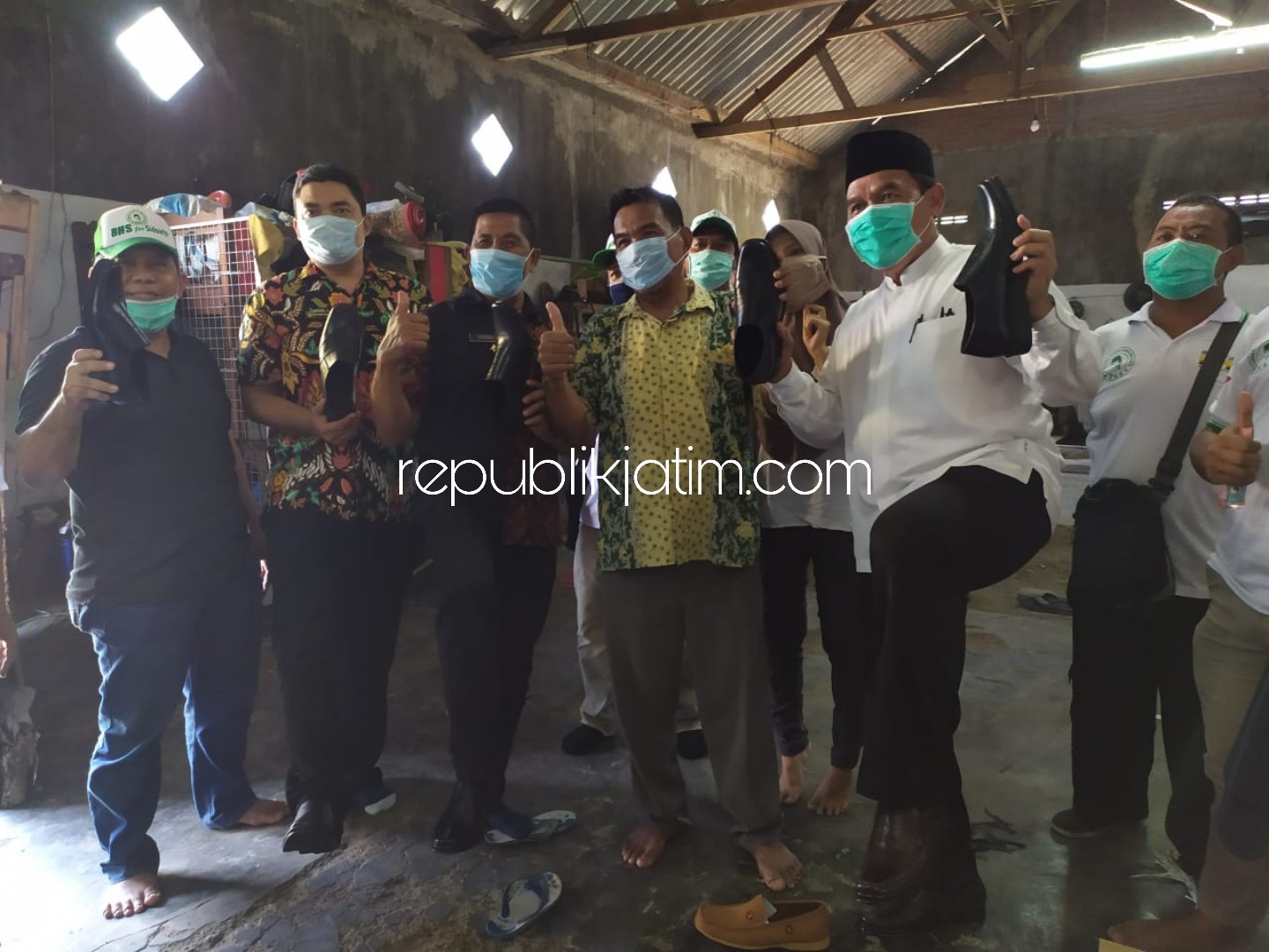 INDUSTRI RUMAHAN - Bacabup Sidoarjo, Bambang Haryo Soekartono menggunakan dan menunjukkan sepatu hasil industri rumahan warga Desa Tebel, Kecamatan Gedangan, Sidoarjo, Kamis (09/04/2020).