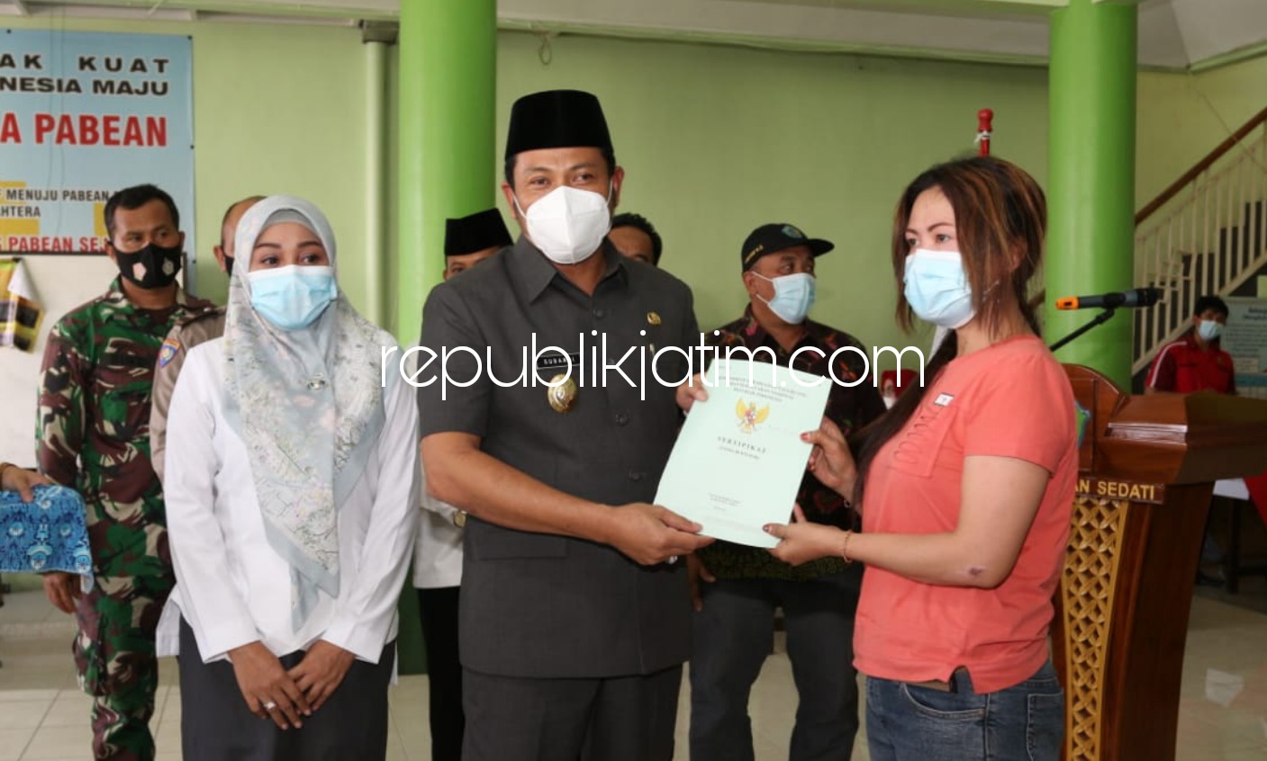 SERTIFIKAT - Wabup Sidoarjo, Subandi menyerahkan 403 sertifikat tanah warga Desa Pabean, Kecamatan Sedati yang selesai melalui program Pendaftaran Tanah Sistematis Lengkap (PTSL) Tahun 2020 lalu di kantor desa setempat, Jumat (09/04/2021).