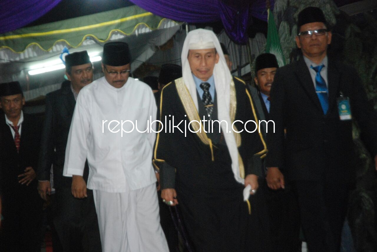 TURUT HADIR - Pengasuh Ponpes Kedunglo Kediri, KH Abdul Madjid Ma'roef bersama tamu undangan termasuk Saifullah Yusuf (Gus Ipul) menutup puncak kegiatan Isro' Miroj, Minggu (08/04/2018) malam.