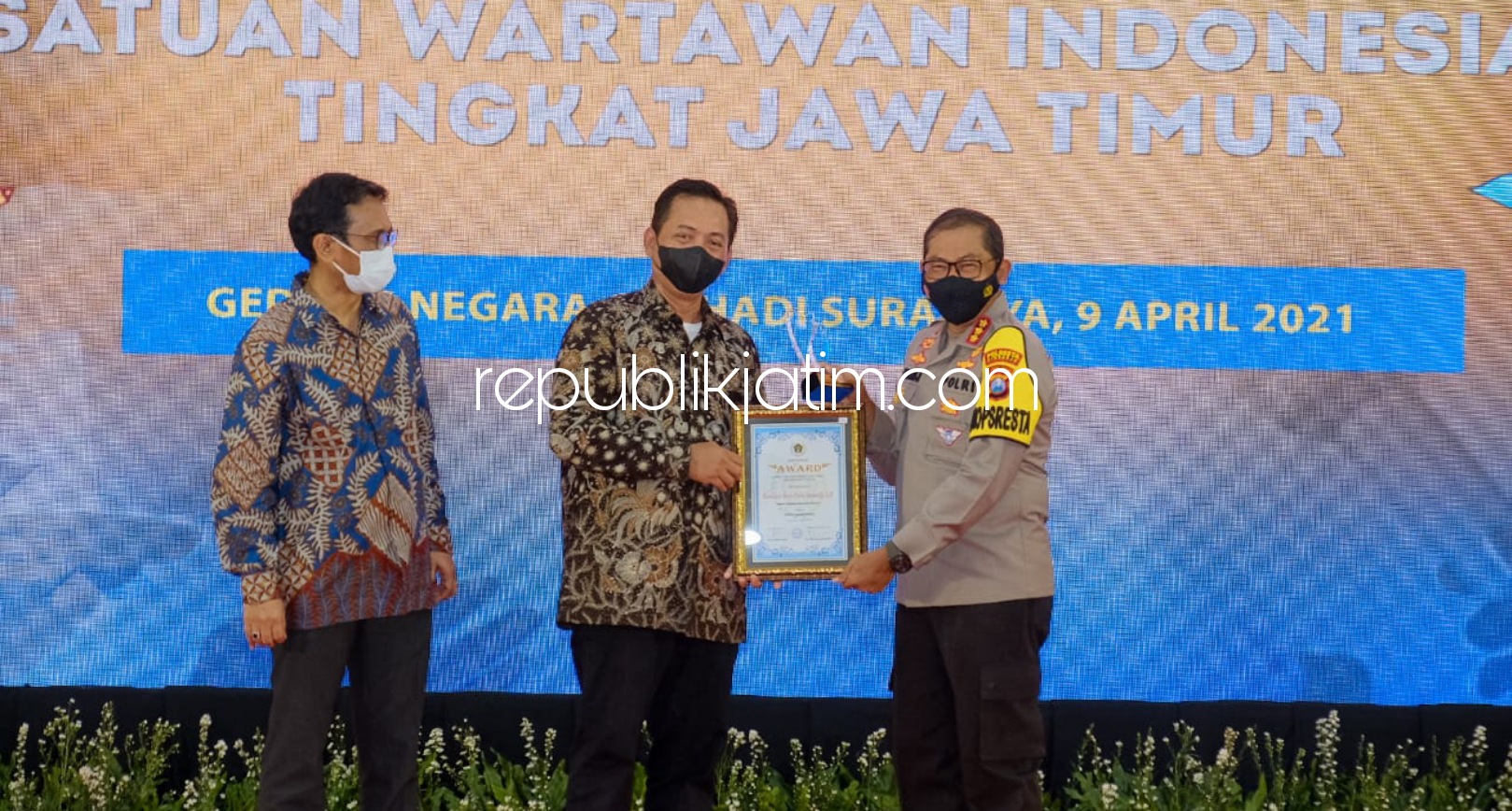 DINOBATKAN - Ketua PWI Jatim, Ainur Rohim menobatkan Kapolresta Sidoarjo, Kombes Pol Sumardji sebagai Tokoh Kamtibmas 2021 saat puncak Hari Pers Nasional (HPN) dan HUT PWI Jawa Timur ke-75 di Gedung Negara Grahadi Surabaya, Jumat (09/04/2021).