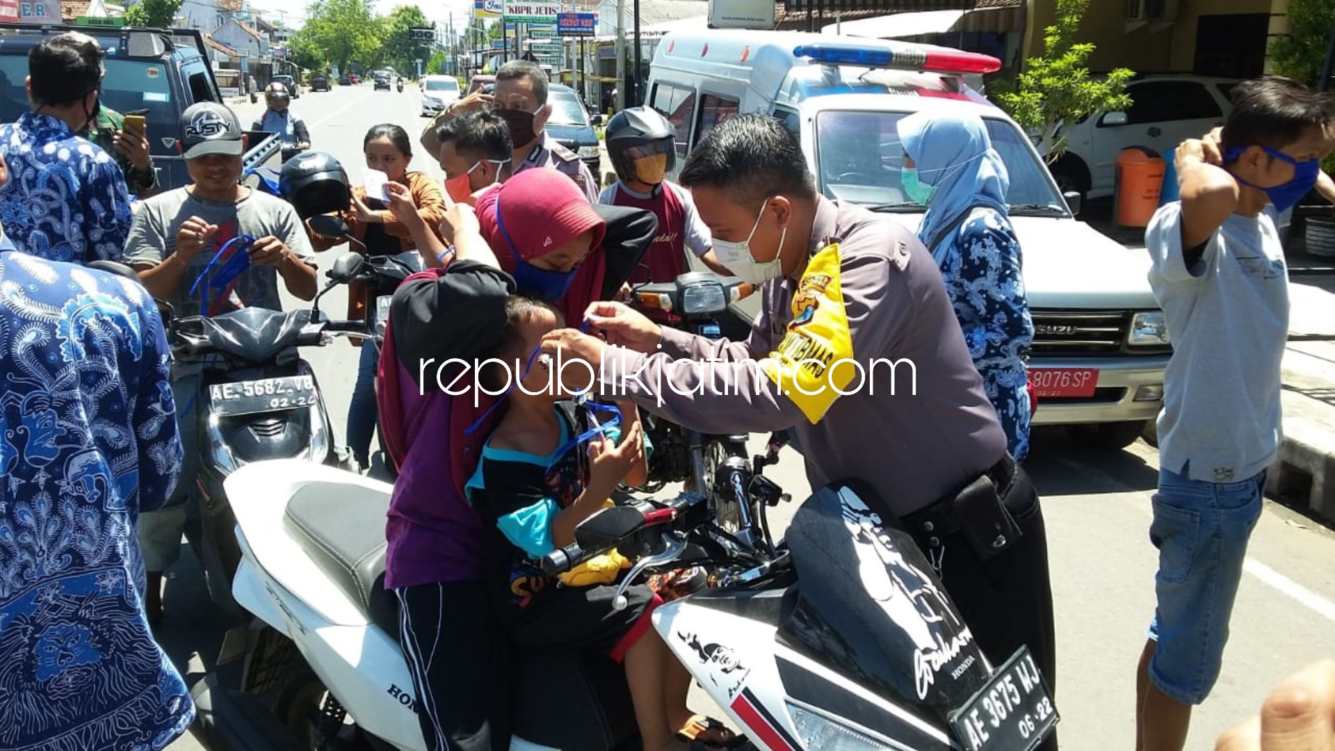 MASKER GRATIS - Kapolsek Jetis AKP Suwito memimpin pemutusan mata rantai penyebaran corona dengan membagikan masker di perempatan Jetis secara gratis, Kamis (09/04/2020).