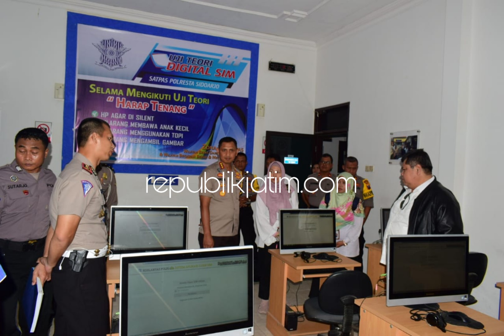 KUNJUNGAN - Kapolresta Sidoarjo, Zain Dwi Nugroho mendampingi Deputi Bidang Reformasi Birokrasi, Akuntabilitas Aparatur, dan Pengawasan, Kemenpan RB Muhammad Yusuf Ateh saat kunjungan kerja ke Polresta Sidoarjo, Senin (08/04/2019).