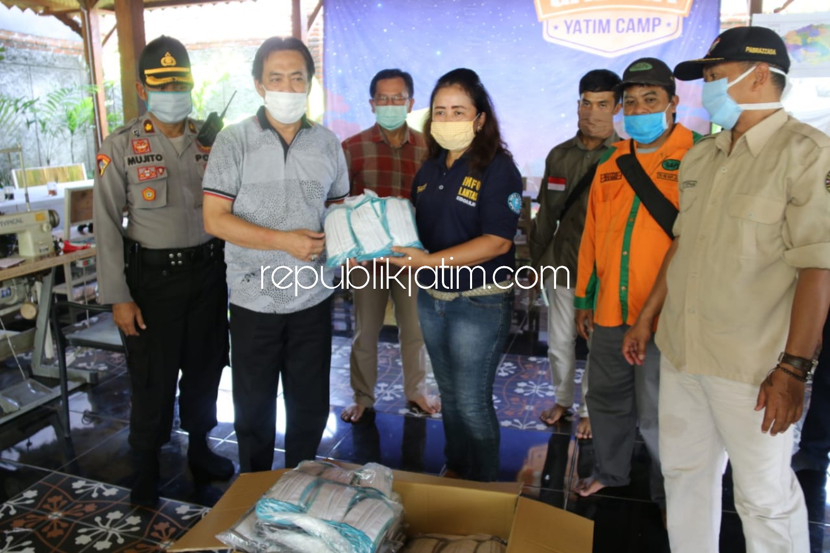 SERAHKAN - Ketua Gugus Tugas Covid-19, Sidoarjo Nur Ahmad Syaifuddin menyalurkan bantuan 1.000 masker ke posko relawan Covid-19 Galena, Jum'at (10/04/2020). 