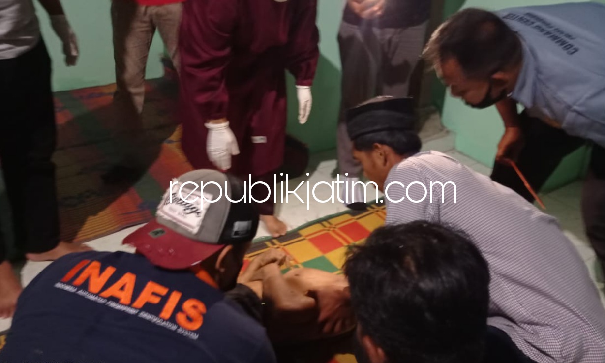 VISUM - Tim Inafis Polres Ponorogo bersama tim medis Puskesmas Bungkal saat memvisum luar korban tertimpa pohon tumbang, Misini (54) warga Dusun Sumberejo, Desa Munggu, Kecamatan Bungkal, Ponorogo, Jumat (09/04/2021) petang.