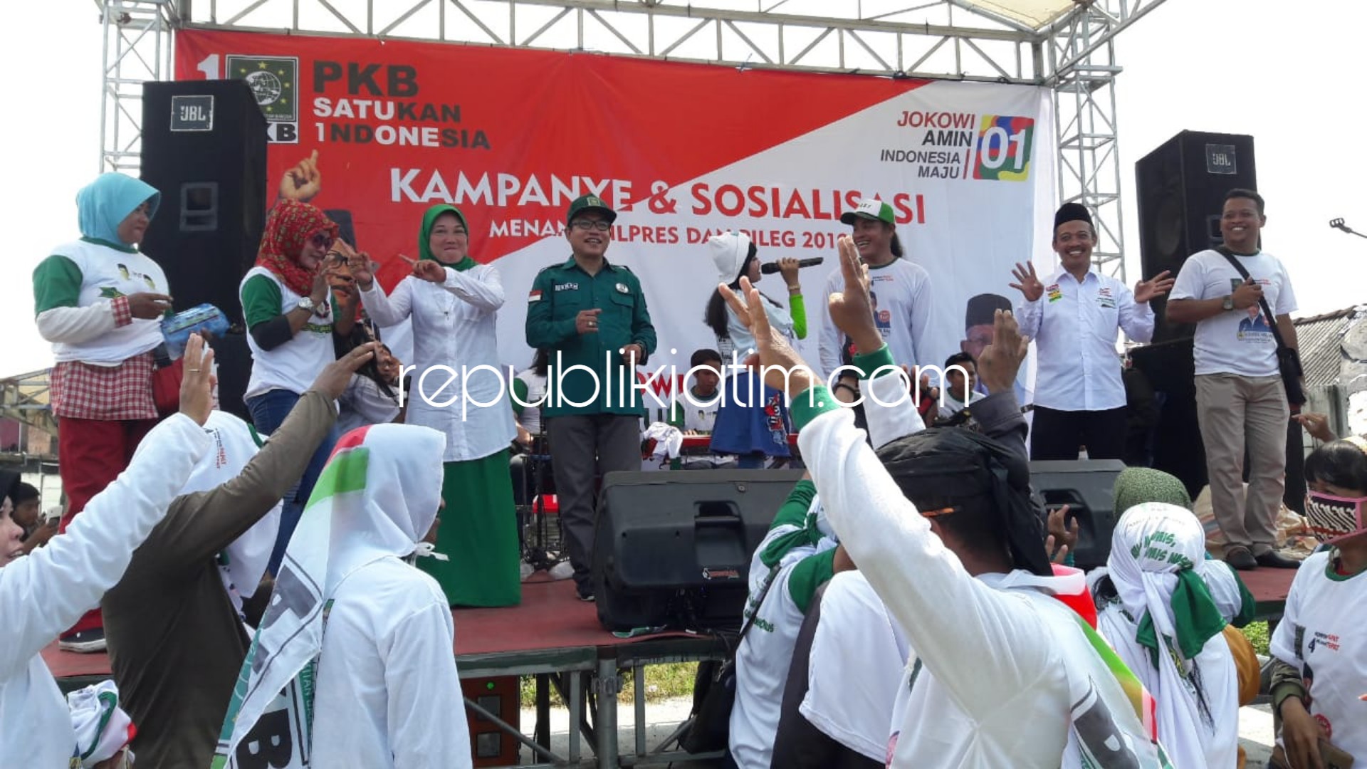 KAMPANYE - H Usman dan sejumlah Caleg DPRD Sidoarjo Dapil I melaksanakan kampanye di Desa Karanganyar, Kecamatan Sedati, Sidoarjo, Rabu (10/04/2019).