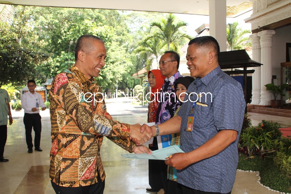 PENYERAHAN - Sekda Sidoarjo, Achmad Zaini menyerahkan SK dan melepas PNS yang memasuki masa purna tugas periode Mei-Juli Tahun 2018 di Pendopo Delta Wibawa, Selasa, (10/04/2018).