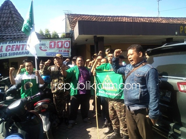 LURUK POLSEK - Belasan anggota GP Ansor meluruk Polsek Buduran karena adanya tersangka pemerasan yang meninggal dunia, Selasa (10/04/2018).