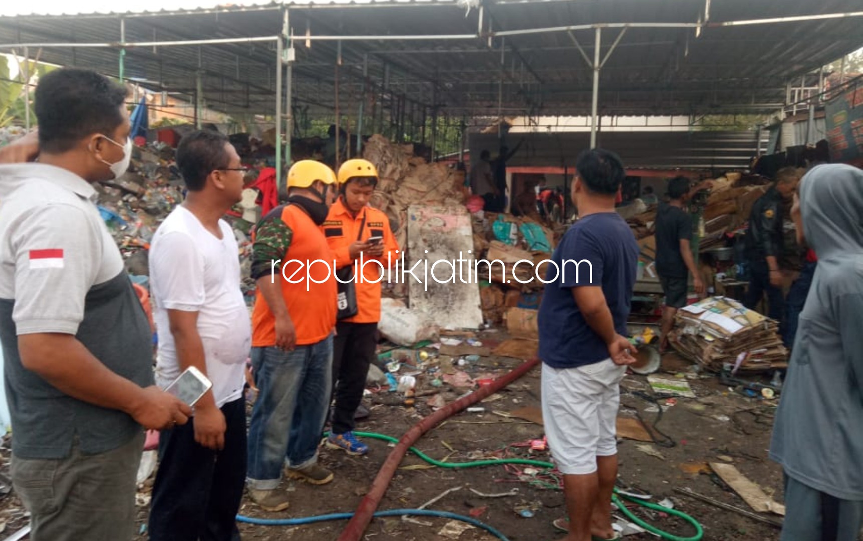 KEBAKARAN - Petugas Polsek Siman olah TKP kebakaran gudang UD Sapu Jagad di JL DI Panjaitan Gang III, Desa/Kecamatan Siman, Ponorogo, Jum'at (10/04/2020) sore.