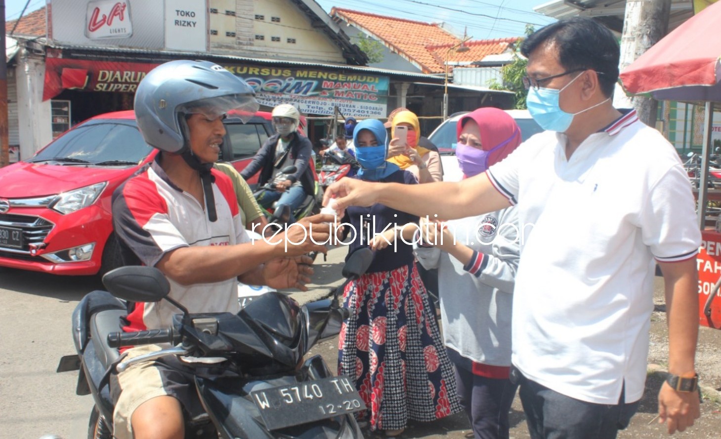 BAGI-BAGI - Koordinator Forum Komunikasi CSR Sidoarjo, Heri Soesanto beserta timnya blusukan desa dan pasar bagikan hand sanitizer dan masker, Jumat (10/04/2020).