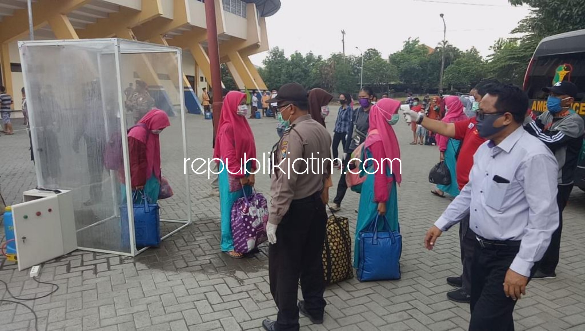 STERILISASI - Sebanyak 143 santri Pondok Pesantren Amanatul Ummah, Pacet, Mojokerto yang datang diperiksa kesehatannya dan disterilisasi sebelum dijemput keluarga di GOR Sidoarjo, Sabtu (11/04/2020).