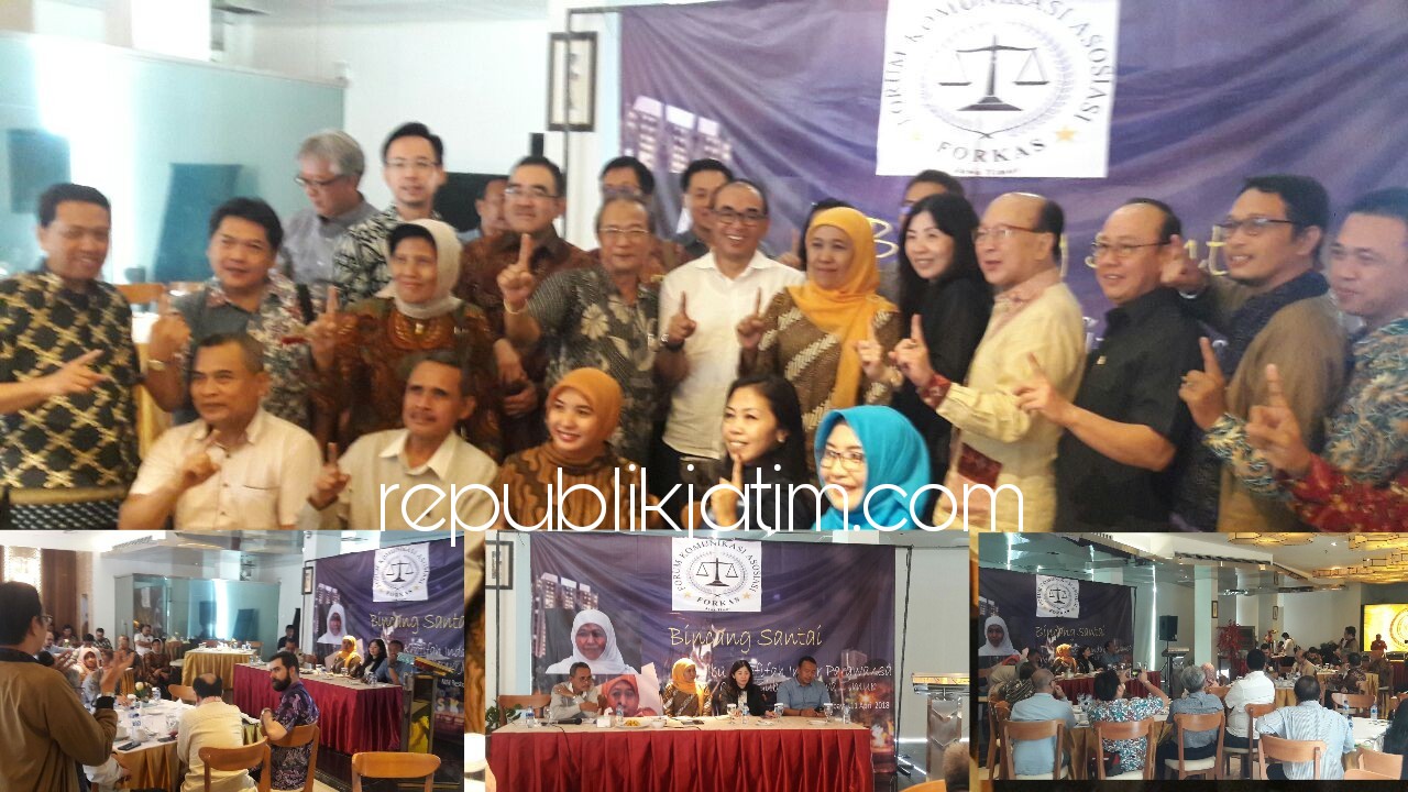 DIALOG - Cagub Jawa Timur, Khofifah Indar Parawansa berdialog dengan puluhan anggota Forum Komunikasi Asosiasi (Forkas) Jawa Timur yang membawahi 10.000 perusahaan di MM Resto, Juanda, Sidoarjo, Rabu (11/04/2018).