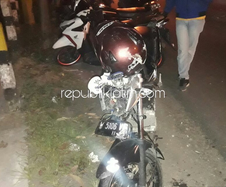 RUSAK - Kondisi motor korban (Teguh Arif Widodo) kecelakaan ringsek paska tabrak jembatan Desa Kedungwonokerto, Kecamatab Prambon, Rabu (11/04/2018) dini hari.