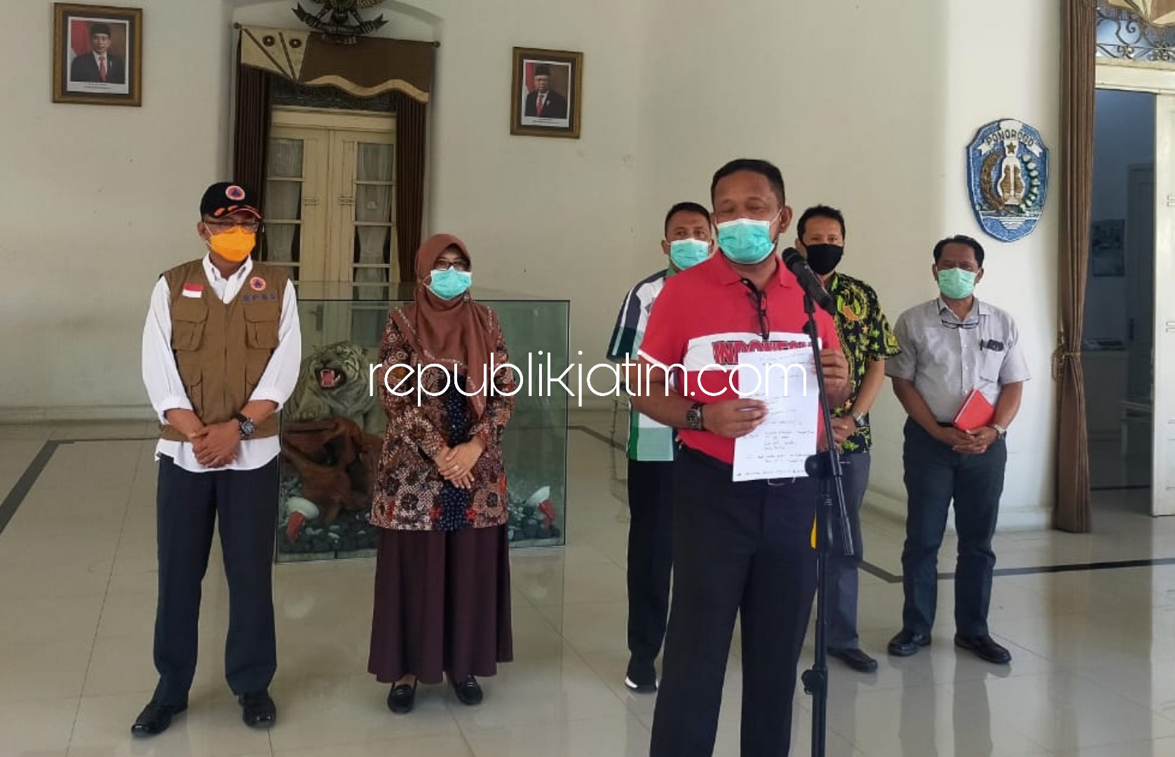 USULAN - Bupati Ponorogo, Ipong Muchlisoni segera mengusulkan penambahan tenagan medis non ASN dan penambahan ruang isolasi ke Gubernur Jatim, Jumat (10/04/2020) sore.