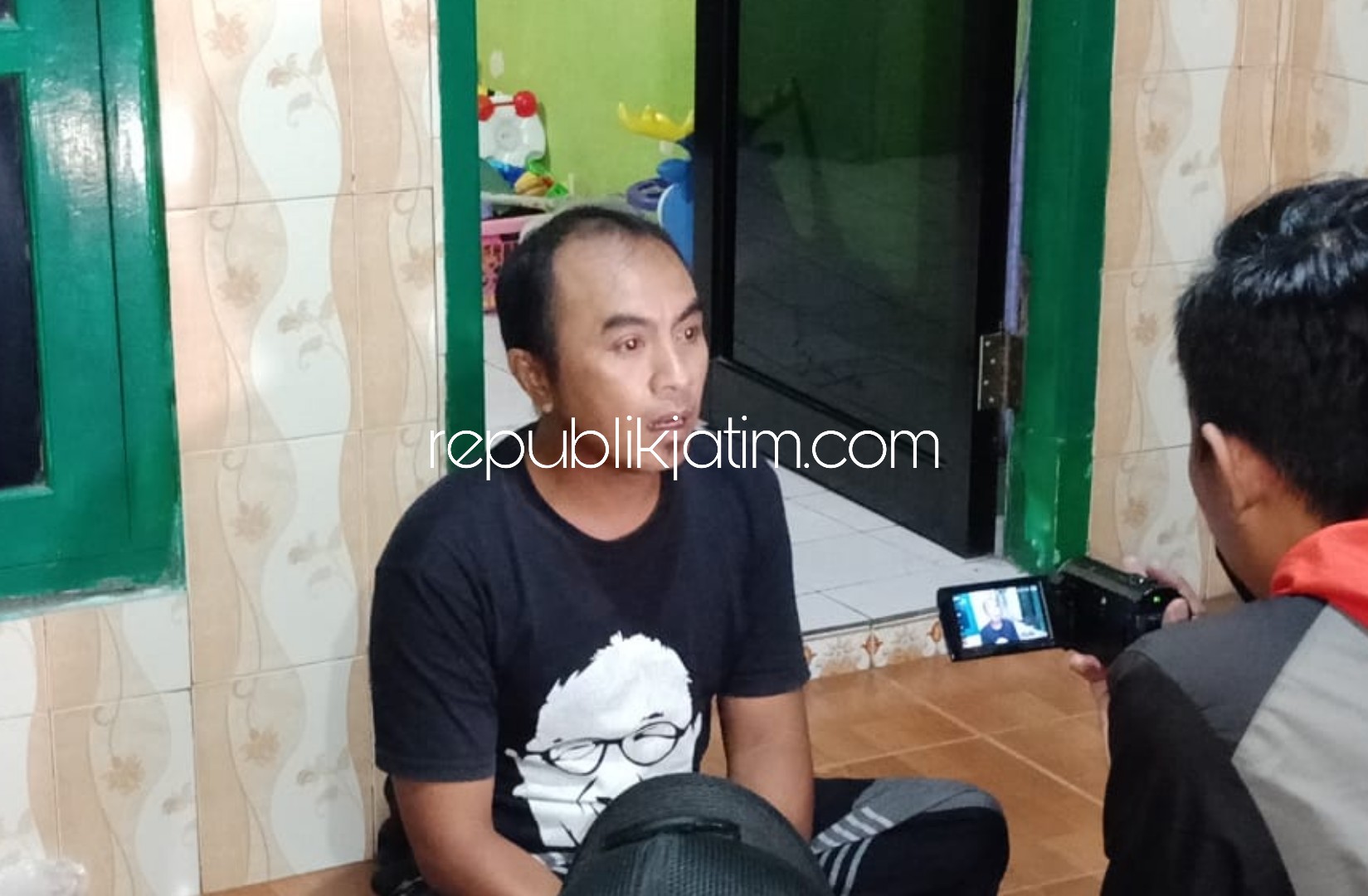 KETERANGAN - Ketua RT 07, RW 02, Dusun Bogem, Desa Kebonagung, Kecamatan Sukodono, Sidoarjo, Budi Firmansyah memberikan keterangan pers kepada sejumlah media, Sabtu (11/04/2020) petang.