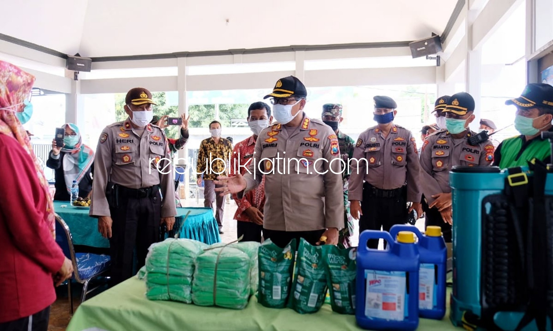 TINJAU - Kapolresta Sidoarjo, Kombes Pol Sumardji beserta jajaranya meninjau sejumlah Posko Pencegahan Covid-19 yang mulai didirikan di sejumlah desa di Sidoarjo, Sabtu (11/04/2020).