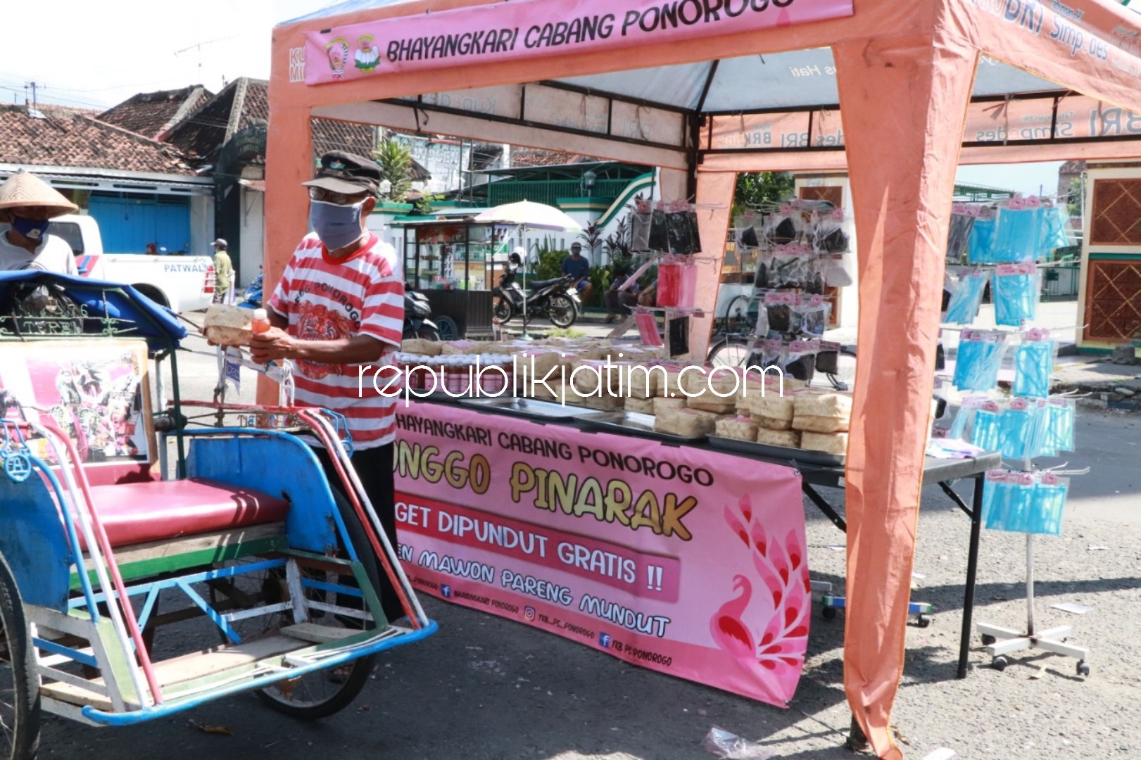 GRATIS - Polres dan Bhayangkari Ponorogo bagikan masker, nasi dan minuman kesehatan bagi warga terdampak Covid-19, Jumat (10/04/2020).
