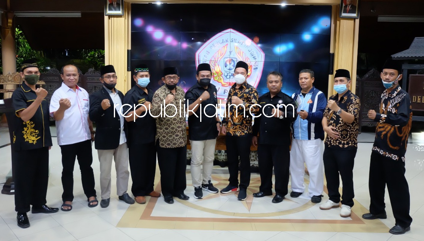 PIMPIN - Yudhi Triawan (kiri) terpilih sebagai Ketua IPSI Sidoarjo periode 2021-2025 saat Muskab di Pendopo Delta Wibawa, Minggu (11/4/2021) malam.