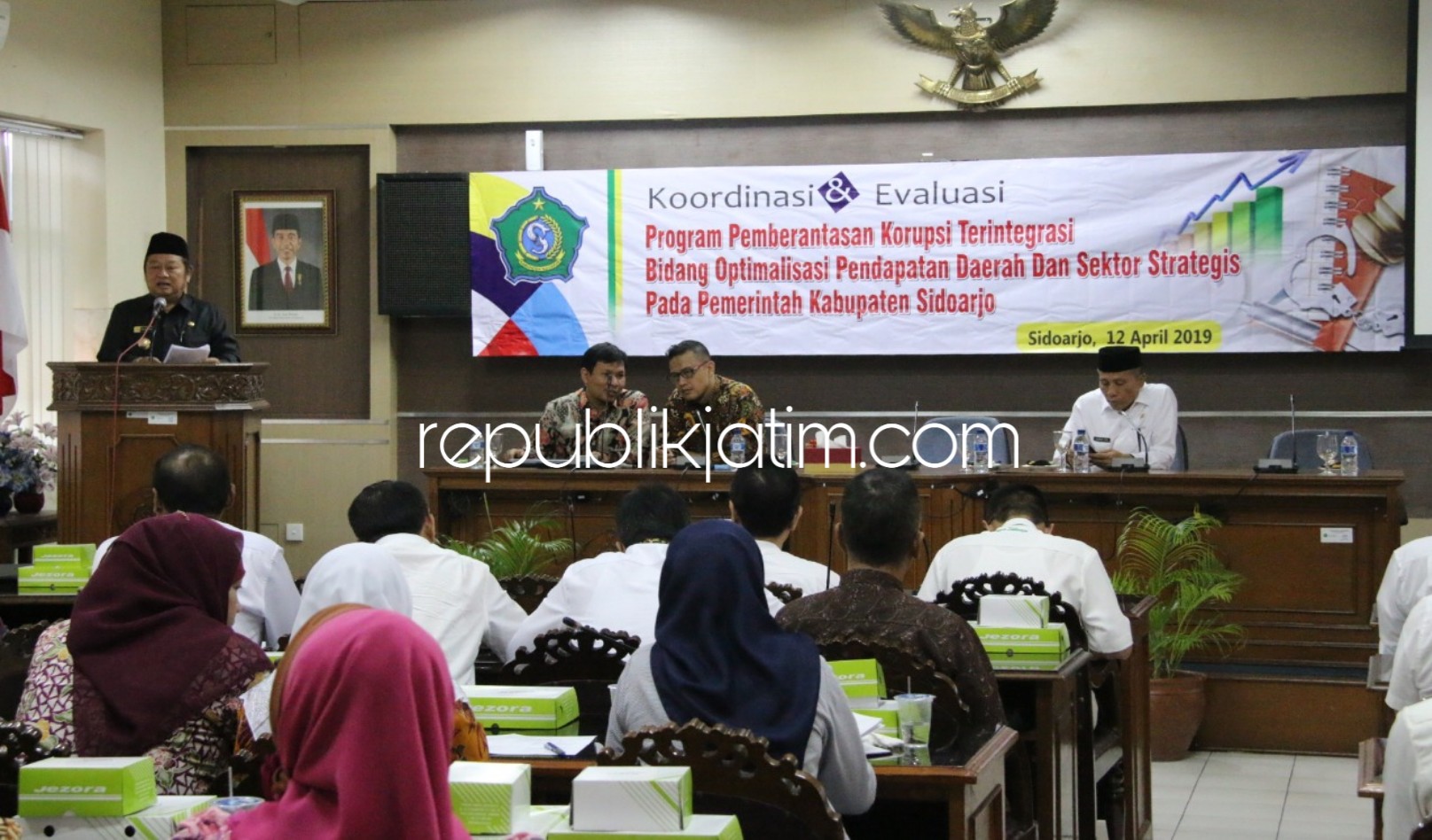 RAKOR - Bupati Sidoarjo, Saiful Ilah membuka acara Rapat Koordinasi OPD dan KPK RI di ruang rapat lantai 2 Pemkab Sidoarjo, Jumat (12/04/2019).