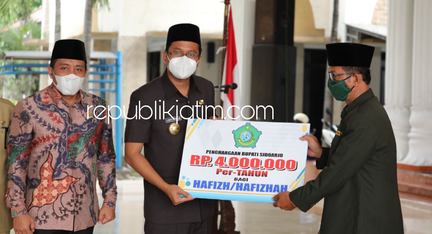 PENGHARGAAN - Ratusan penghafal Al Qur'an (Hafidz dan Hafidzoh) mendapat penghargaan Bupati Sidoarjo Ahmad Muhdlor Ali (Gus Muhdlor) berupa uang sebesar Rp 4 juta rupiah yang diserahkan di Pendopo Delta Wibawa, Senin (12/04/2021).