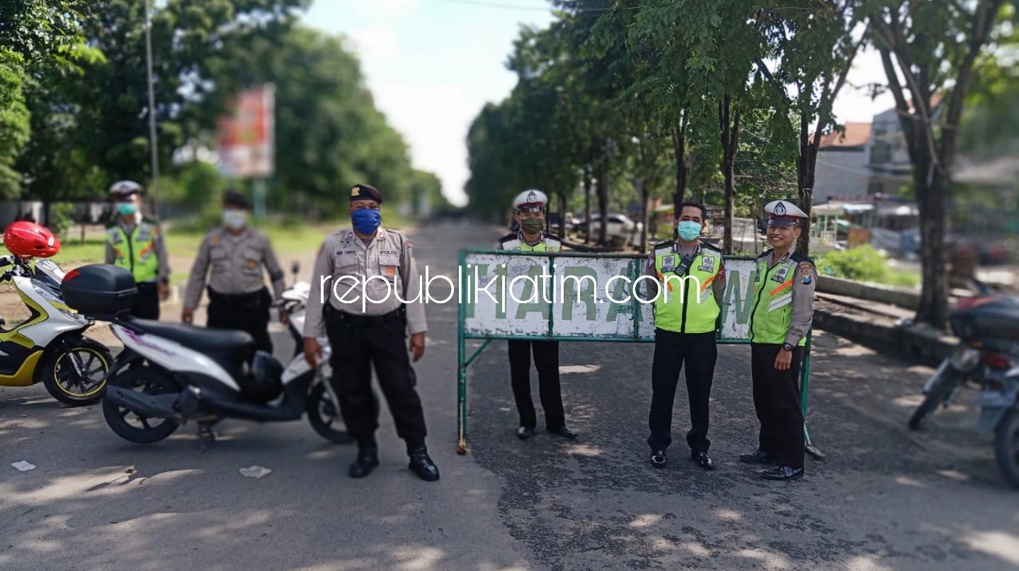 STERILKAN - Petugas gabungan Polresta, Kodim 0816 dan Satpol PP mensterilkan kawasan Gading Fajar, Sidoarjo lantaran masih banyak pedagang berjualan, Minggu (12/04/2020).