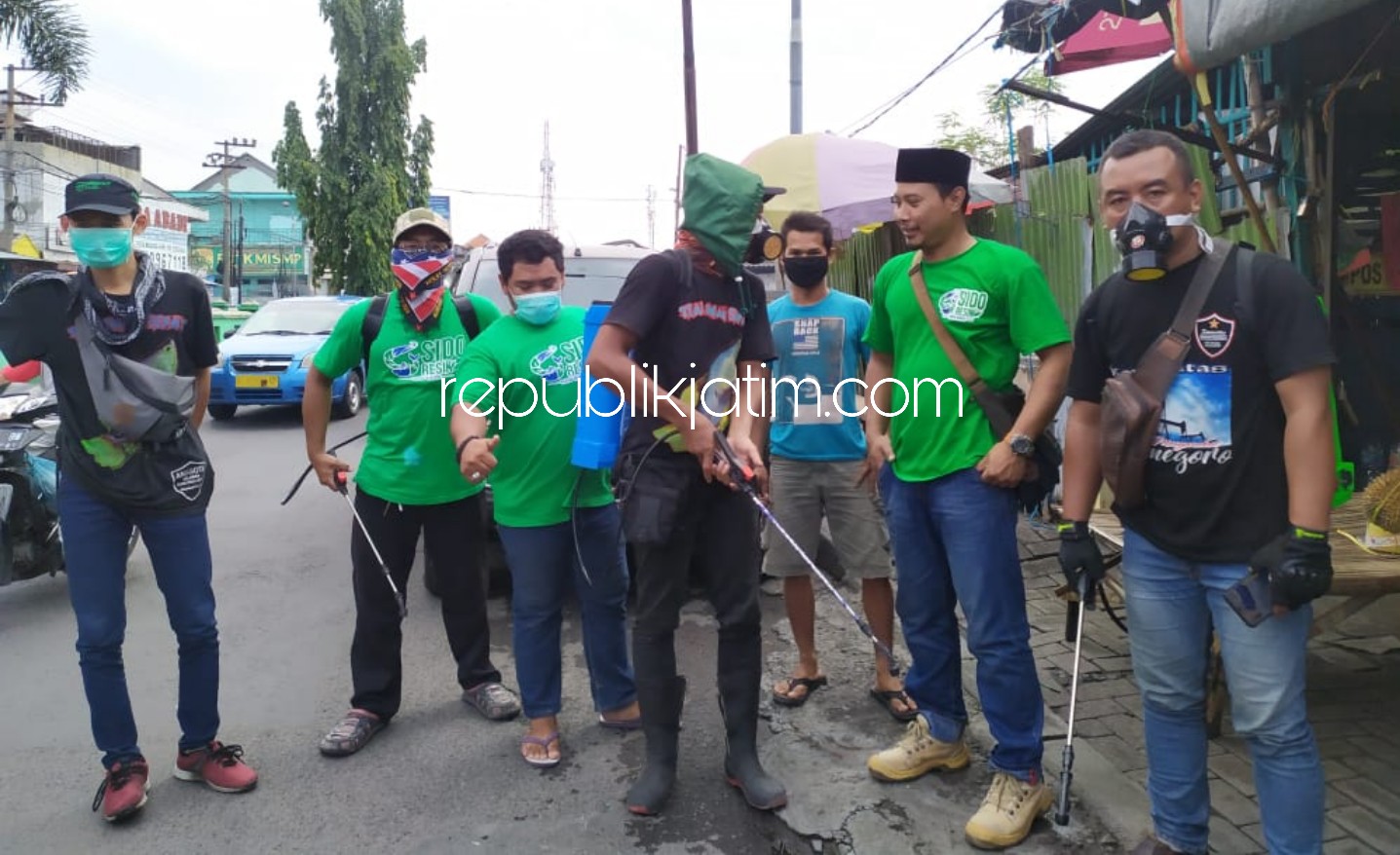TERUS BERGERAK - Relawan lingkungan dan kesehatan Sido Resik terus bergerak memerangi peredaran Covid-19 mulai penyemprotan disinfektan di 322 titik, pembagian masker dan hand sanitizer serta pembagian sembako, Minggu (12/04/2020).