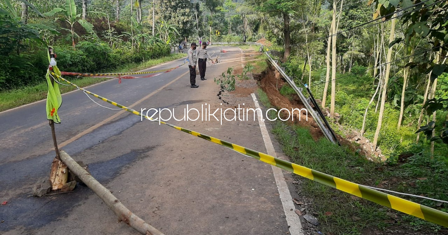 RETAK - Badan jalan utama antara Ponorogo -Trenggalek mengalami retak dan ambles di Dusun Blumbang, Desa Pangkal, Kecamatan Sawoo, Ponorogo, Senin (12/04/2021).