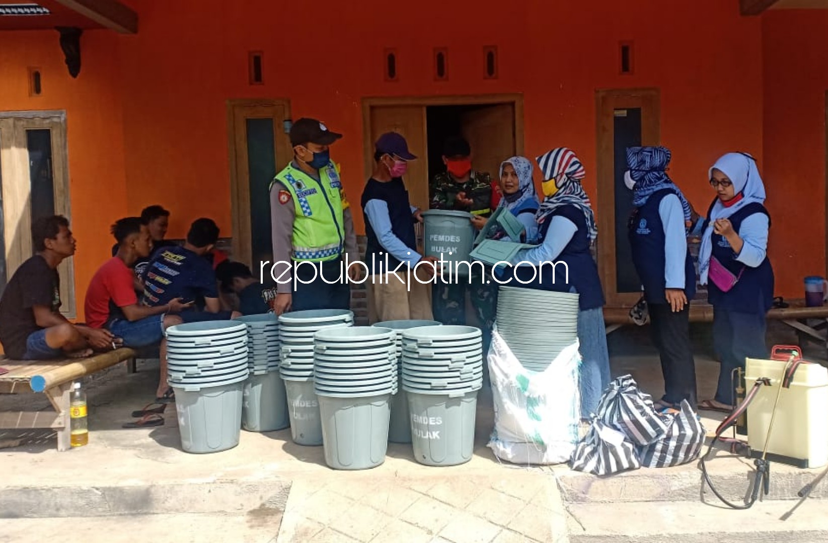 BAGI EMBER - Tiga Pilar Desa Bulak, Kecamatan Balong, Ponorogo membagikan ratusan ember (timba besar) ke warganya untuk melawan penyebaran Covid-19, Minggu (12/04/2020).