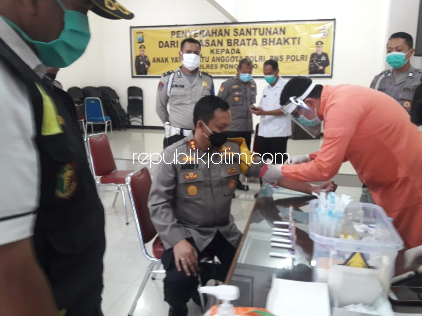RAPID TEST - Kapolres Ponorogo, AKBP Arief Fitrianto saat mengikuti rapid test yang digelar tim media RS Bhayangkara Tulungagung di Aula Polres Ponorogo, Senin (13/04/2020).