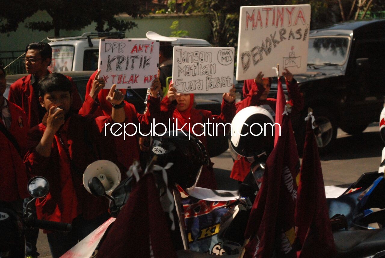 DEMO - Puluhan aktivis Ikatan Mahasiswa Muhammadiyah (IMM) Kediri meluruk DPRD Kota Kediri desak pencabutan UU MD3, Jumat (13/04/2018).