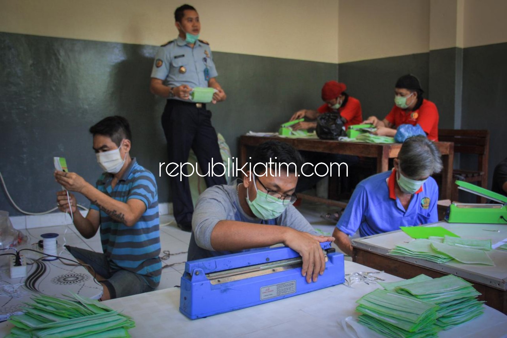 PRODUKSI - Sebanyak 15 narapidana atau WBP Lapas Kelas I Surabaya di Porong memproduksi masker lapis 3 dengan kemampuan sehari mampu menghasilkan 300 masker, Senin (13/04/2020).