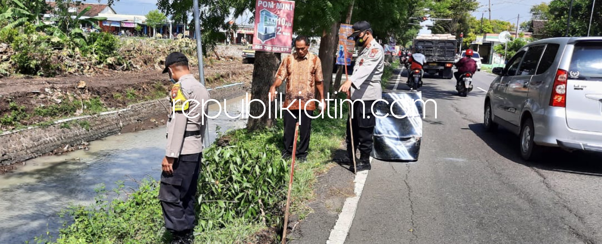 RETAK - Talud Jalur Ponorogo-Wonogiri di Desa Menang, Kecamatan Jambon, Ponorogo retak dan ambles terancam longsor diberi pembatas polisi, Selasa (13/04/2021). 